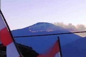Penampakan are guning Ciremai yang terbakar.